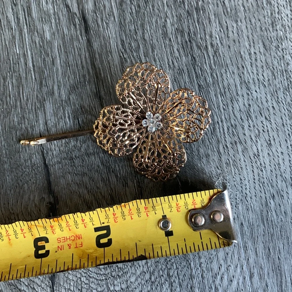 Vintage Flower pin with gems - Picture 3 of 3